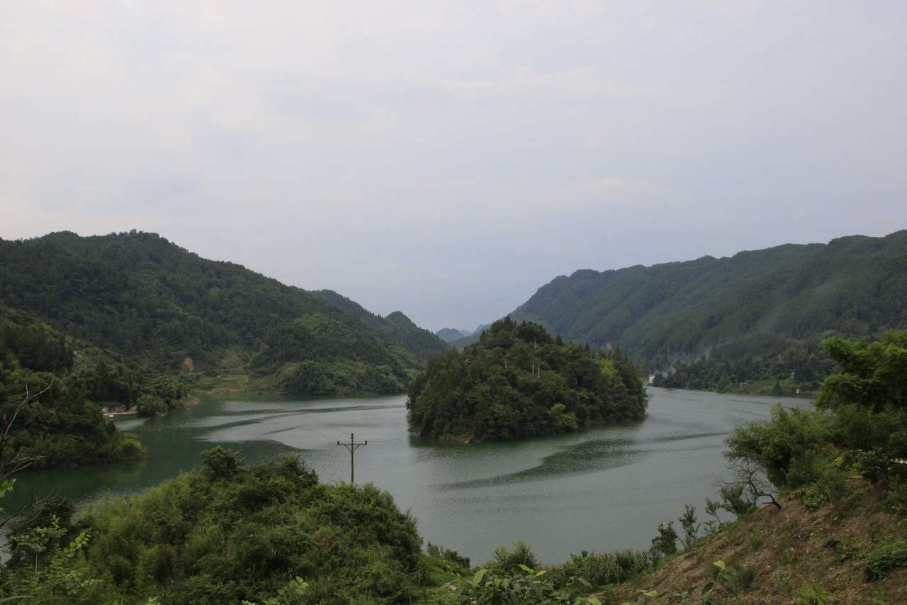 暴风雨之后的明月湖,水满自溢,绿水青山,醉游人!