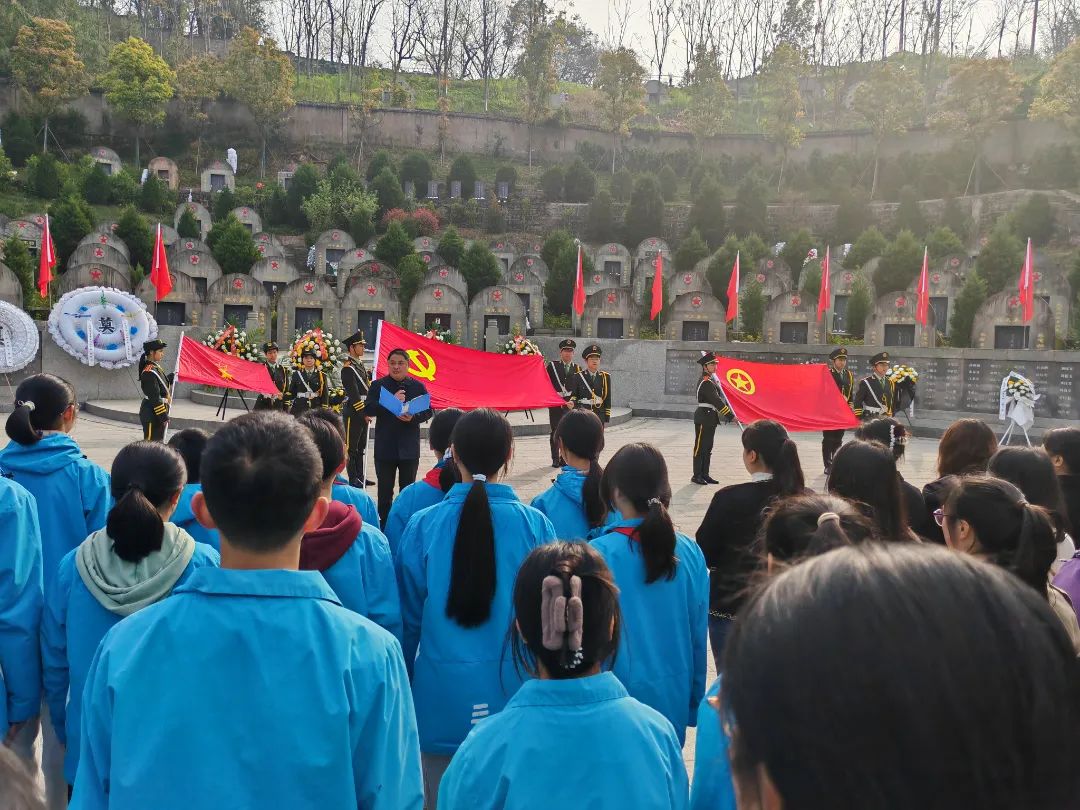 .师生祭扫烈士墓_福德学校清明扫墓图片_王校讲话.jpg
