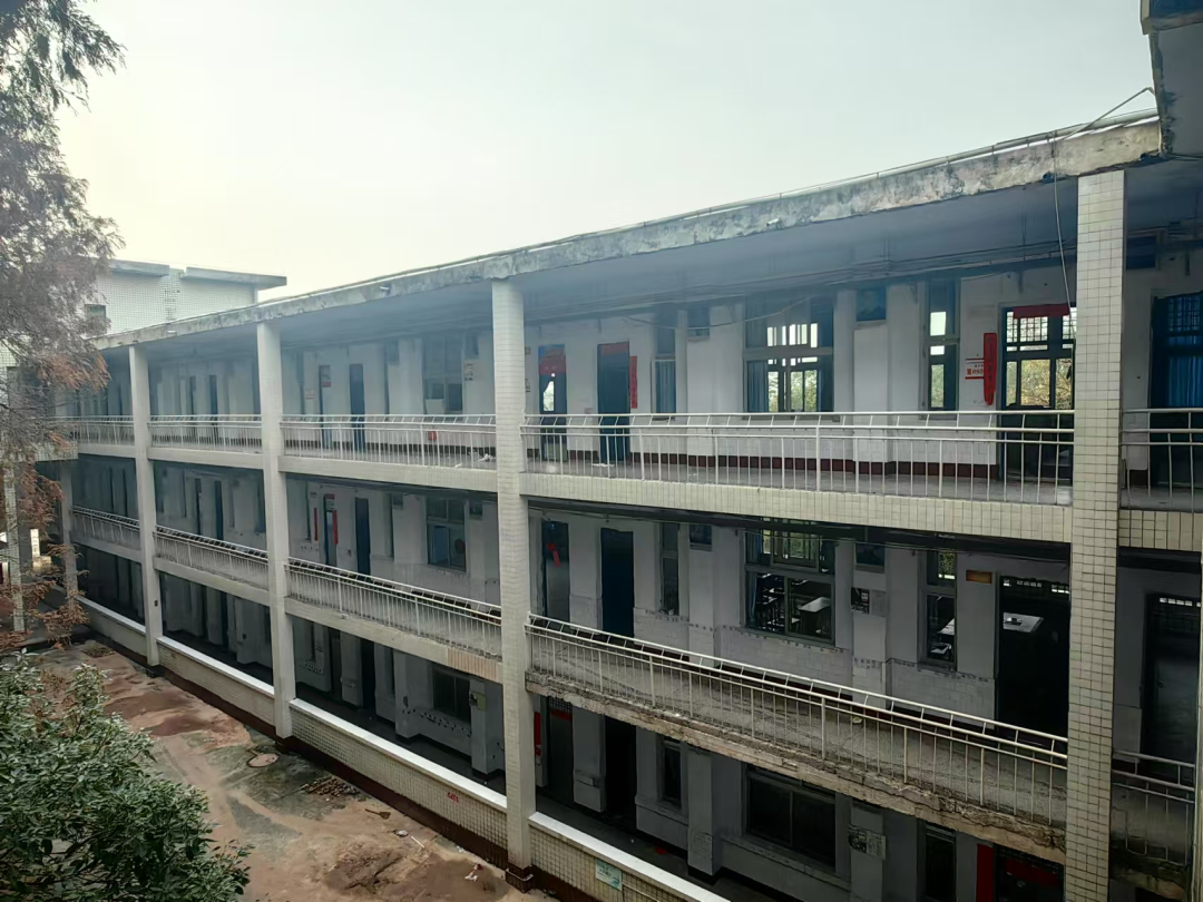 梁平中学一､二教学楼还4天拆除.本周最后一个周末迎校友怀念青春!