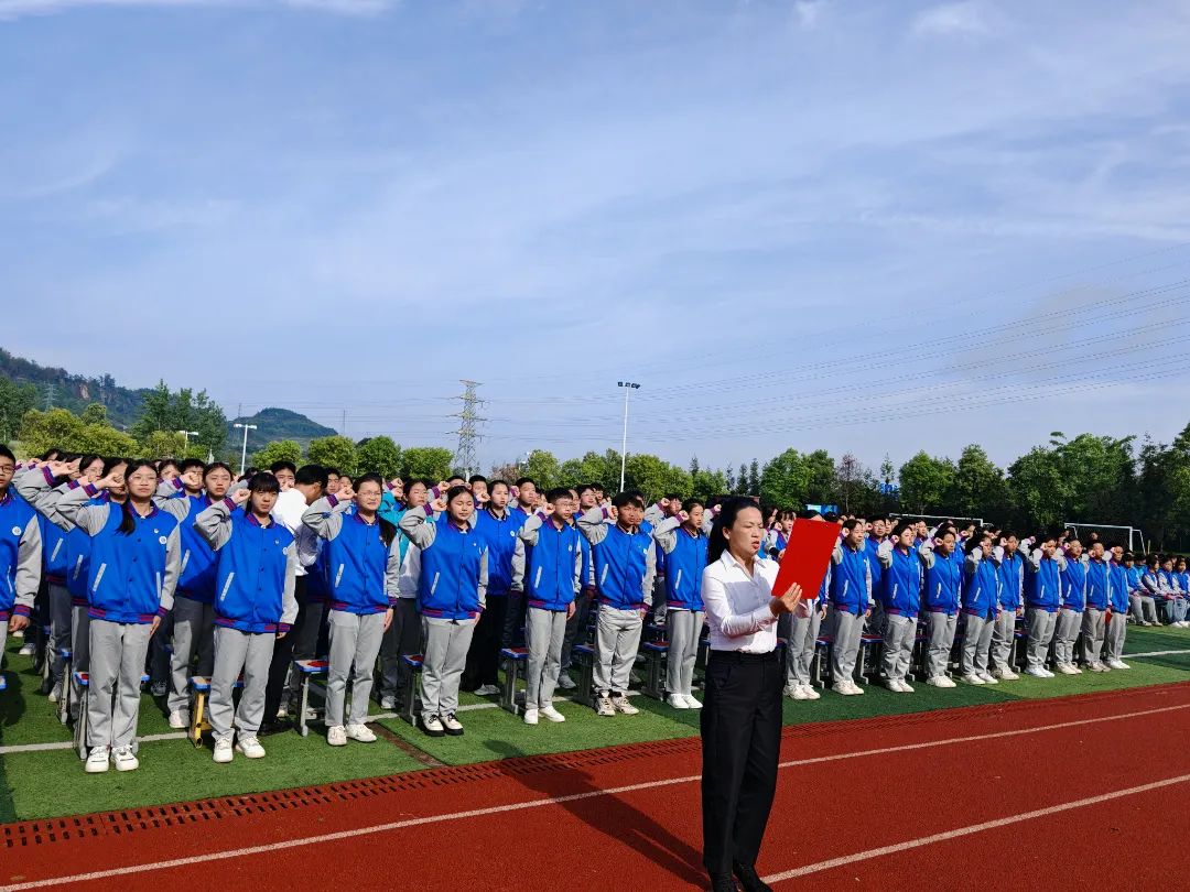 雪英副校长领誓，全体团员宣誓.jpg