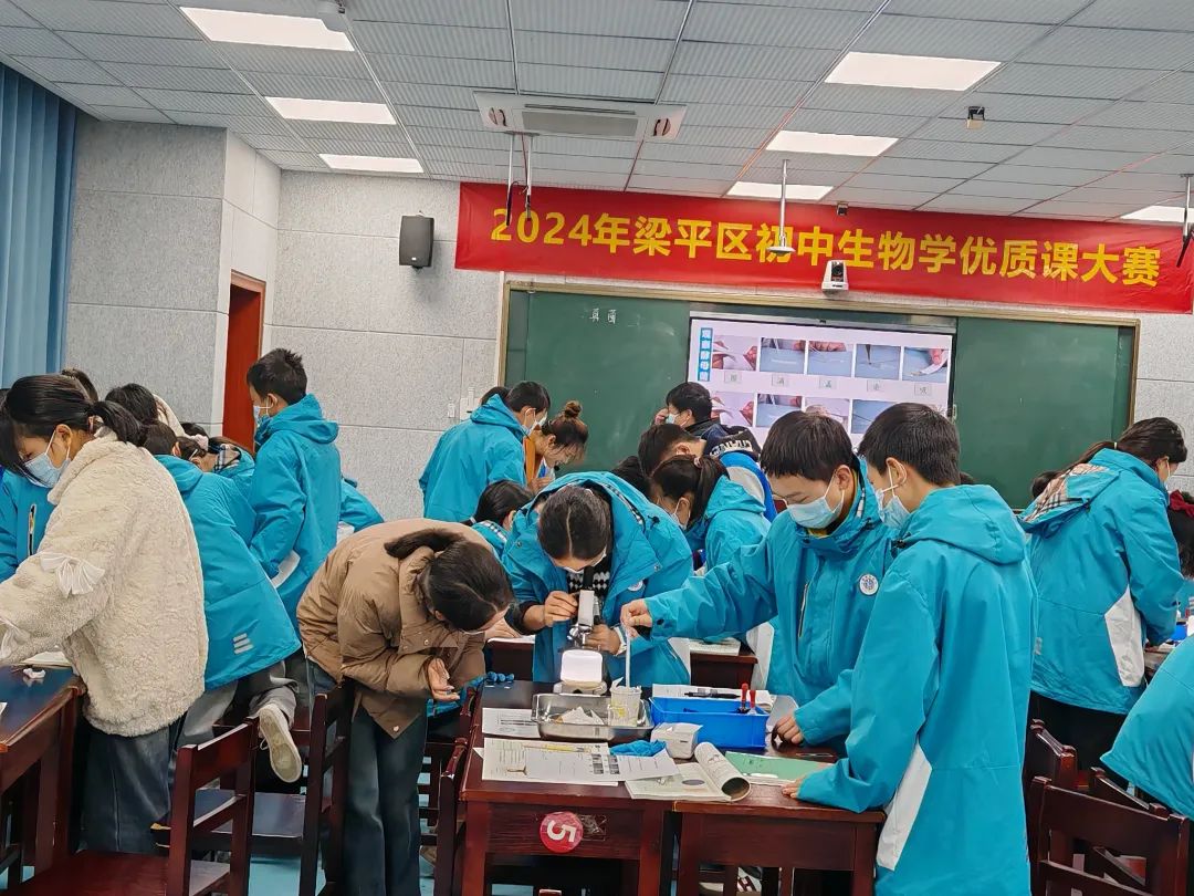2024年11月，福德学生在做微生物实验.jpg