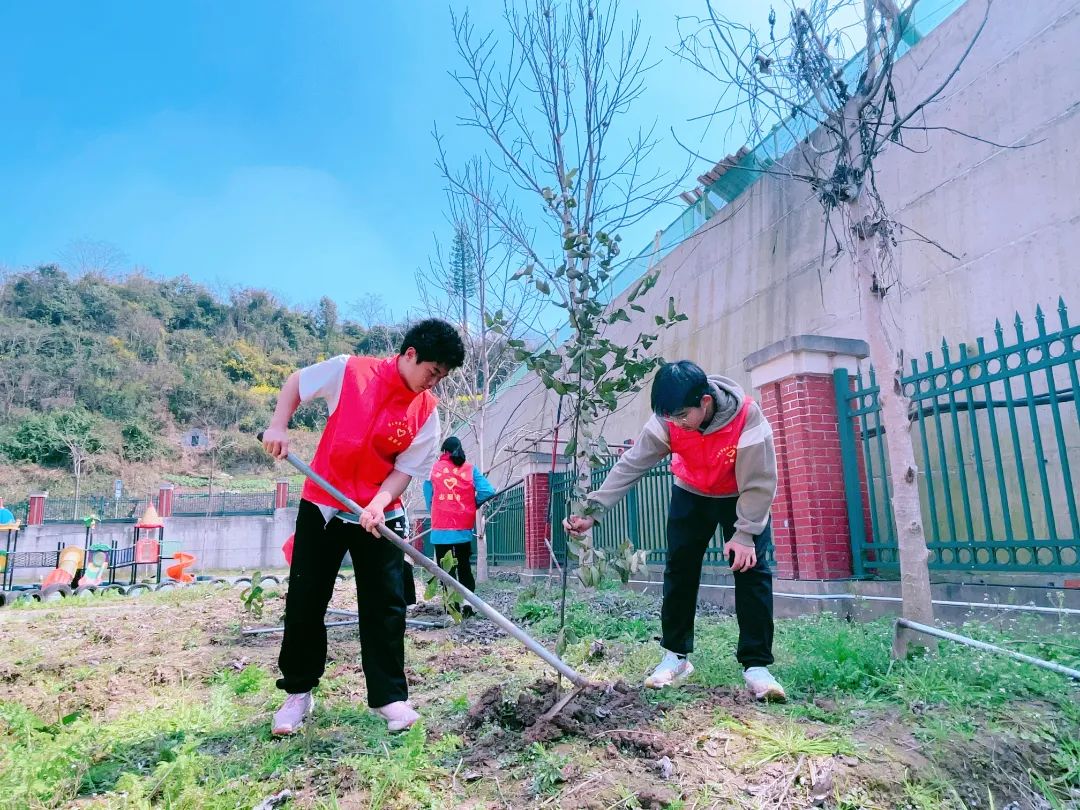 __学生志愿者植树活动.jpg
